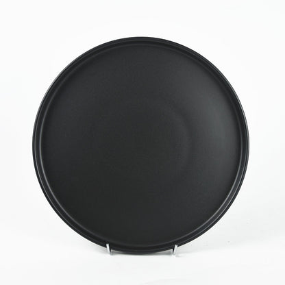 Plato negro minimalista